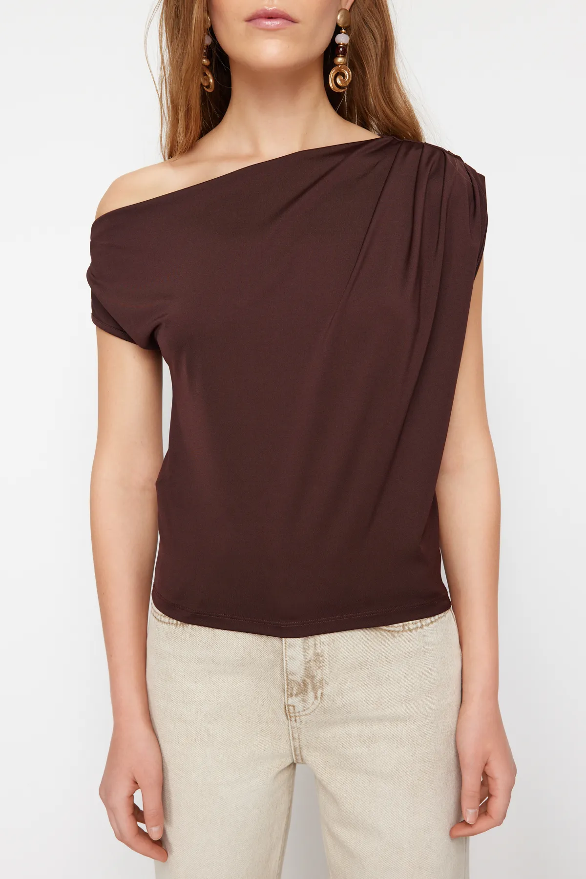 Trendyol Collection  Braune Regular/Normal Fit Asymmetrischer Kragen Ärmellose Stretch-Strickbluse TWOSS24BZ00396