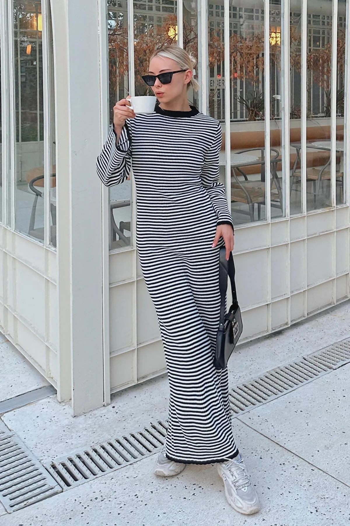 Swist  Schwarzes Algo-Midi-Strickkleid mit Streifen und Rundhalsausschnitt und spanischen Ärmeln für Damen