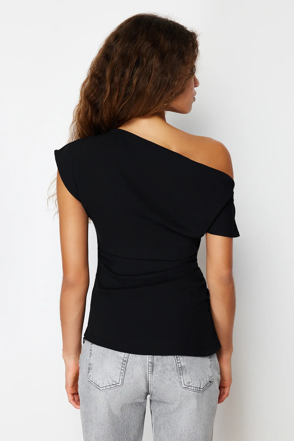 Trendyol Collection  Schwarze, figurbetonte Webbluse mit U-Boot-Ausschnitt TWOSS24BZ00353
