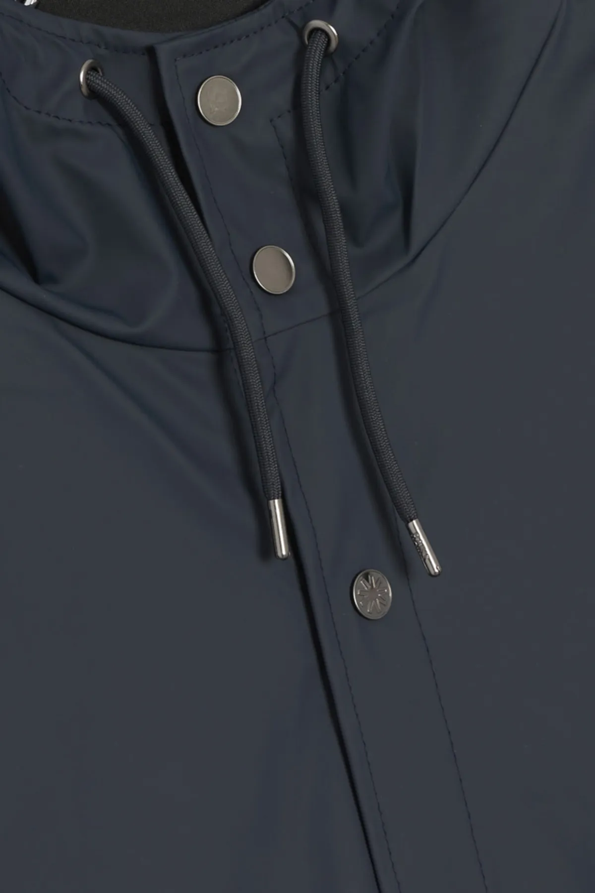 Rains  Die wasserdichte Jacke ist aus dem charakteristischen PU-Stoff von Rains geschnitten und verfügt über ultraschallverschweißte Nähte