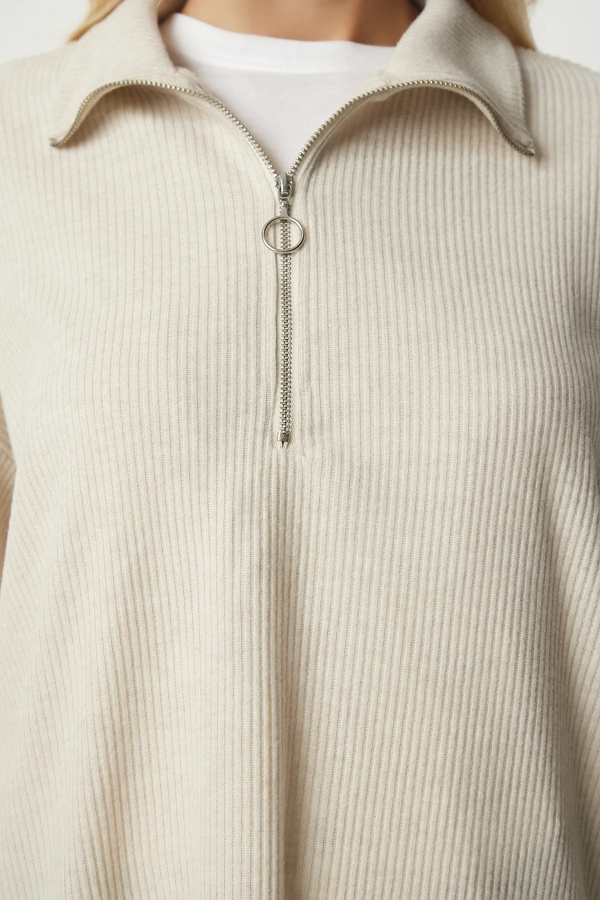 Happiness İstanbul  Cremefarbene Oversize-Stricktunika mit Rollkragen und Reißverschluss für Damen AH00149
