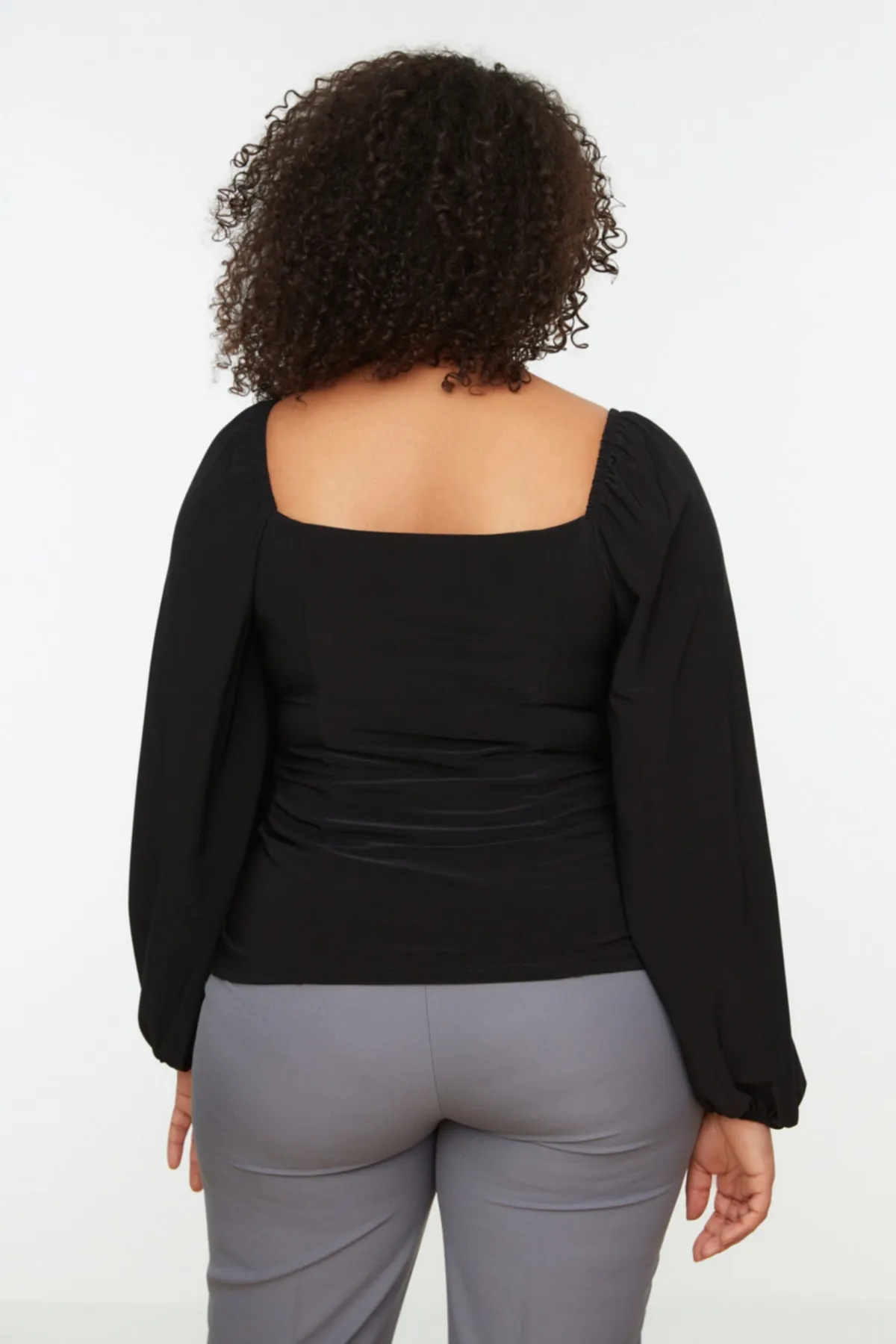 Trendyol Curve  Schwarze Strickbluse mit quadratischem Kragen TBBSS22BZ0372