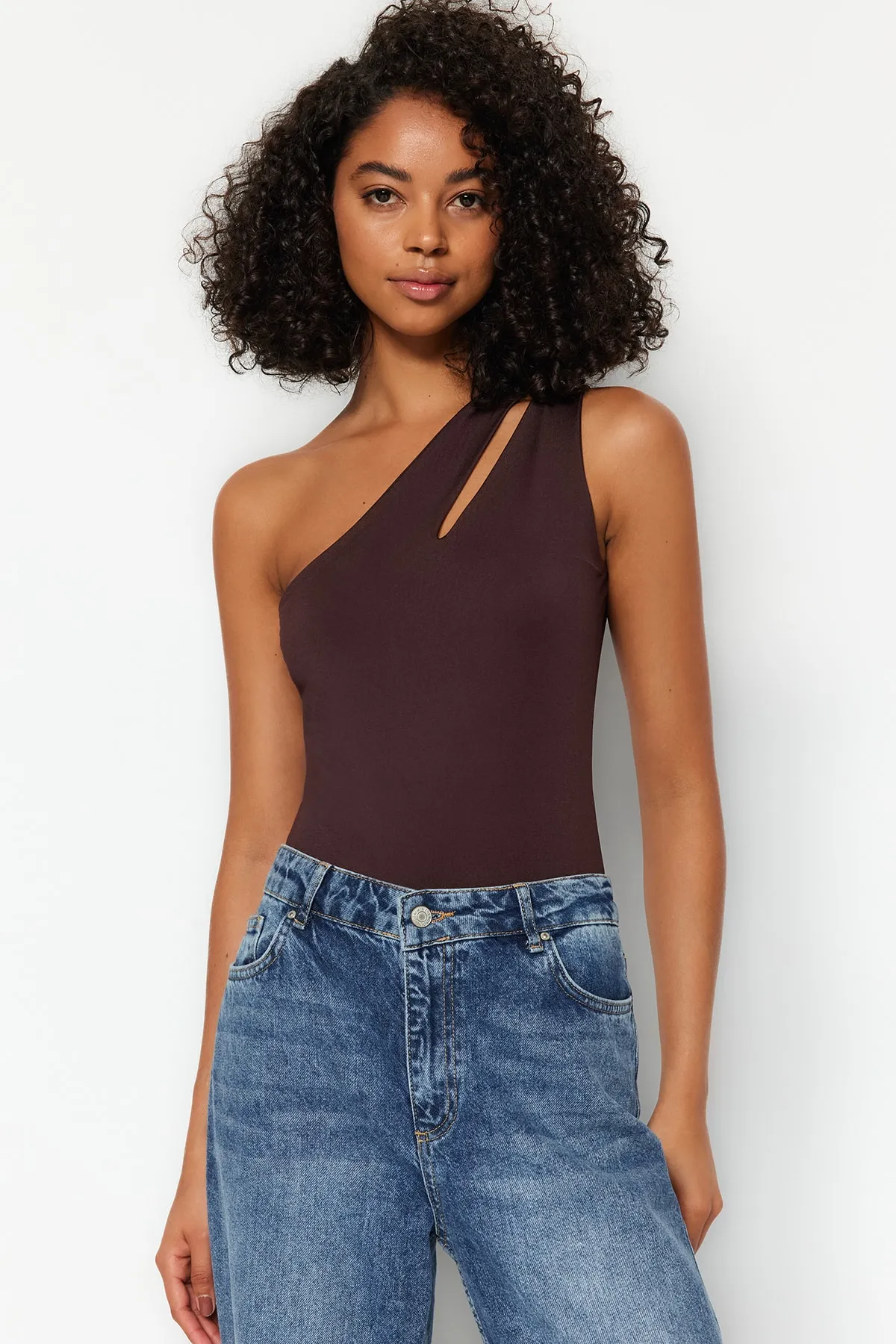 Trendyol Collection  Brauner Stretch-Strickbody mit asymmetrischem Kragen, Cut-Outs und Druckknöpfen TWOSS23BD00014