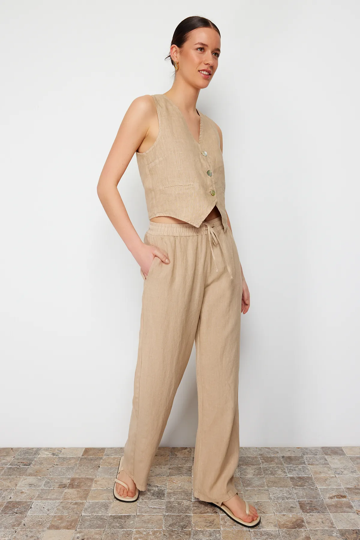 Trendyol Collection  Beige Hose mit weitem Bein und hoher Taille aus 100 % Leinen mit elastischem Bund TWOSS24JE00249