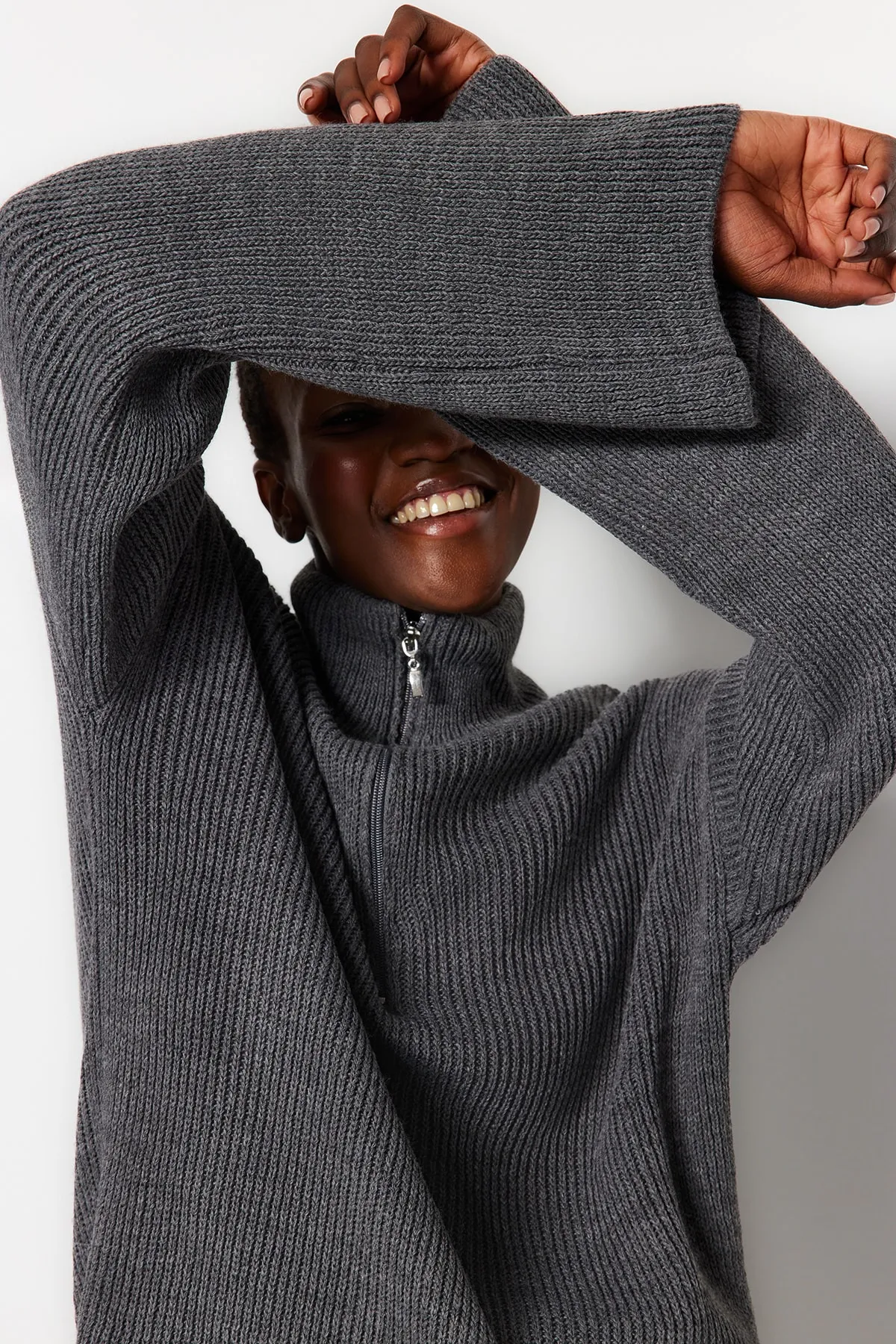 Trendyol Collection  Anthrazitfarbener Strickpullover mit breitem Muster und Reißverschluss und hohem Kragen TWOAW24KZ00507