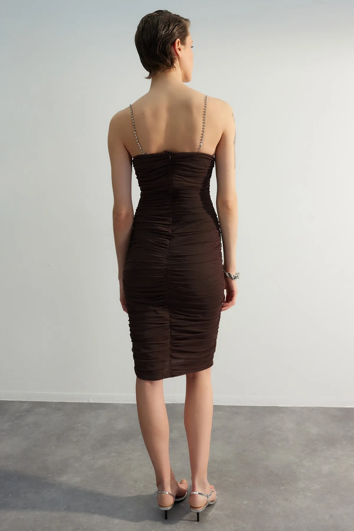 Trendyol Collection  Elegantes Abendkleid aus braunem Tüll mit Ausschnitten auf der Brust TPRSS23EL00412