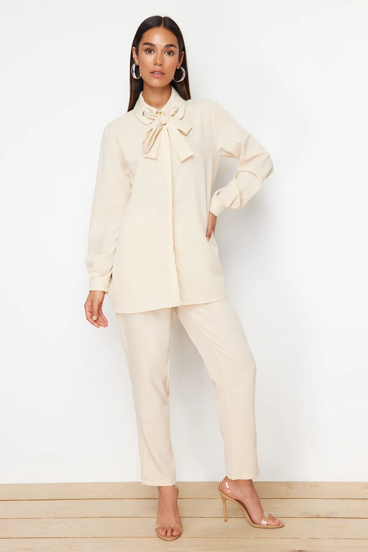 Trendyol Modest  Set aus gewebtem Aerobin-Unterteil und Oberteil in Beige mit Vogelaugenmuster und detailliertem Design TCTSS24US00054