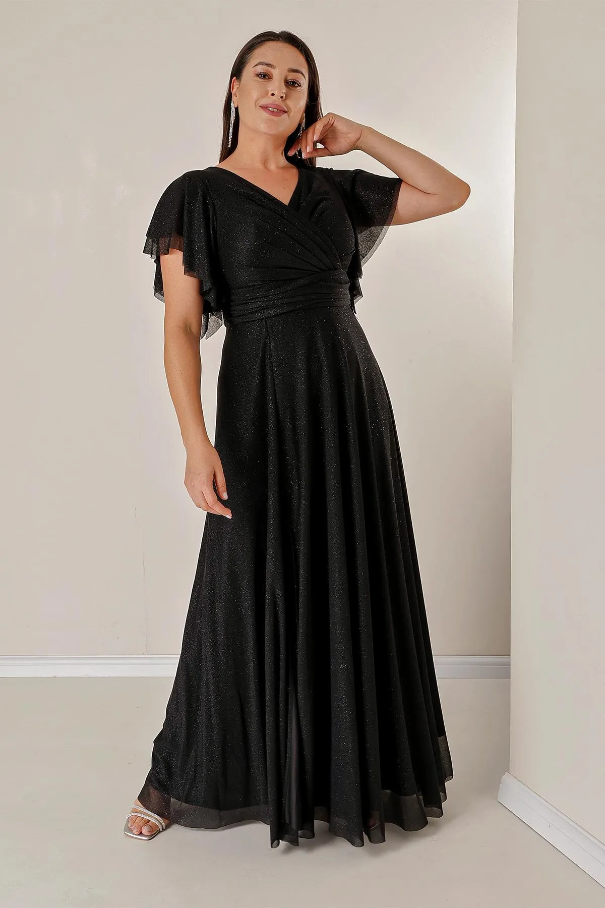 By Saygı  Langes Lurex-Kleid in Übergröße mit zweireihigem Ausschnitt vorne, drapierten, gefütterten Ärmeln, Volant und Schlitz