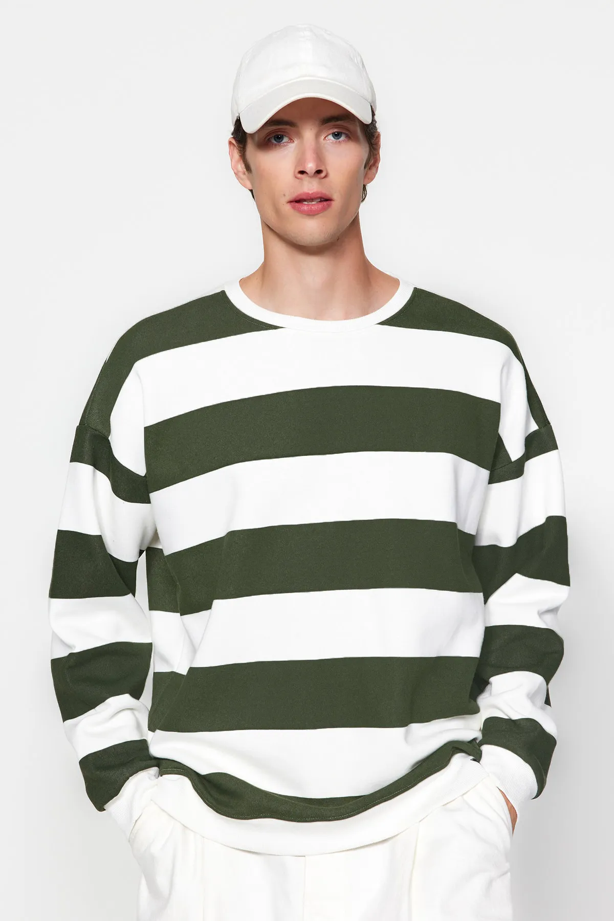 Trendyol Collection  Grünes Unisex-Sweatshirt aus Baumwolle in Übergröße/weitem Schnitt mit gestreiftem Fleece TMNAW24SW00098