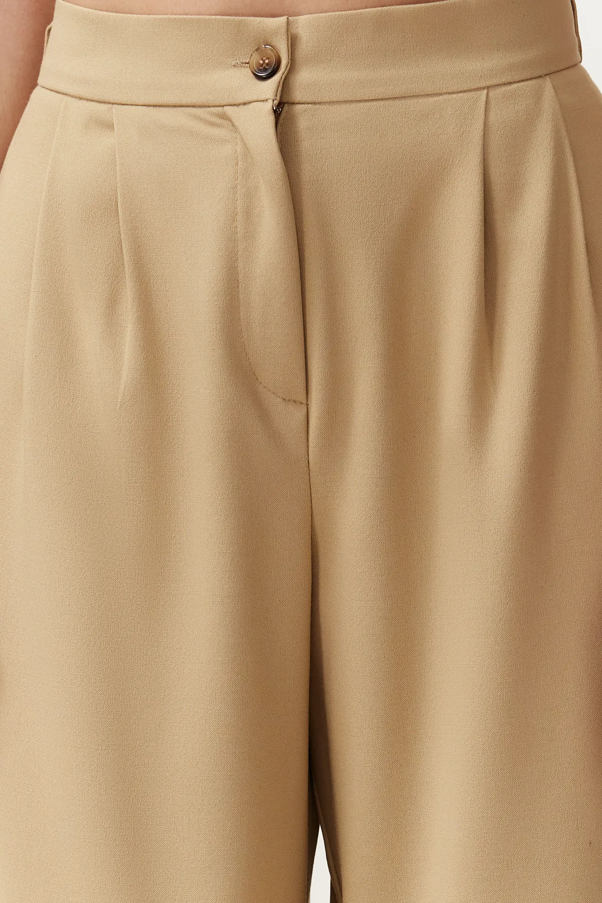 Trendyol Collection  Nerzfarbene Hose mit geradem Schnitt und Gürteldetail TWOSS24PL00023