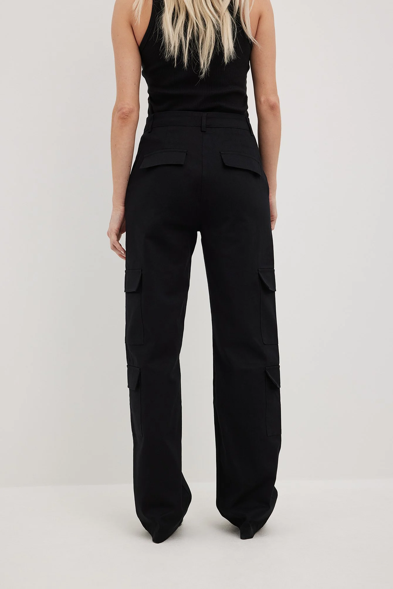 Cargohose mit Taschen und mittlerer Taille