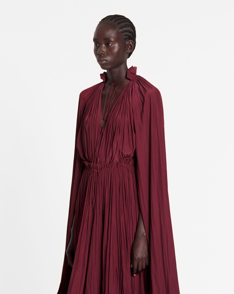 ROBE LONGUE À VOLANTS EN CHARMEUSE