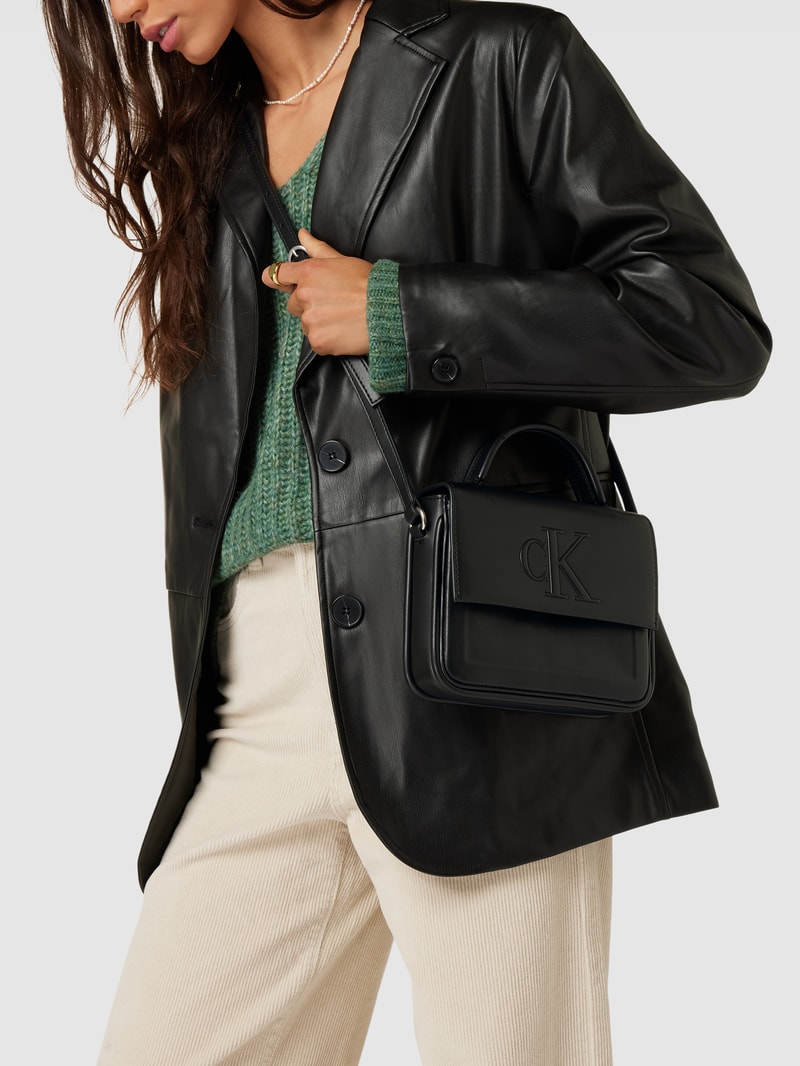 Umhängetasche mit Label-Prägung in black