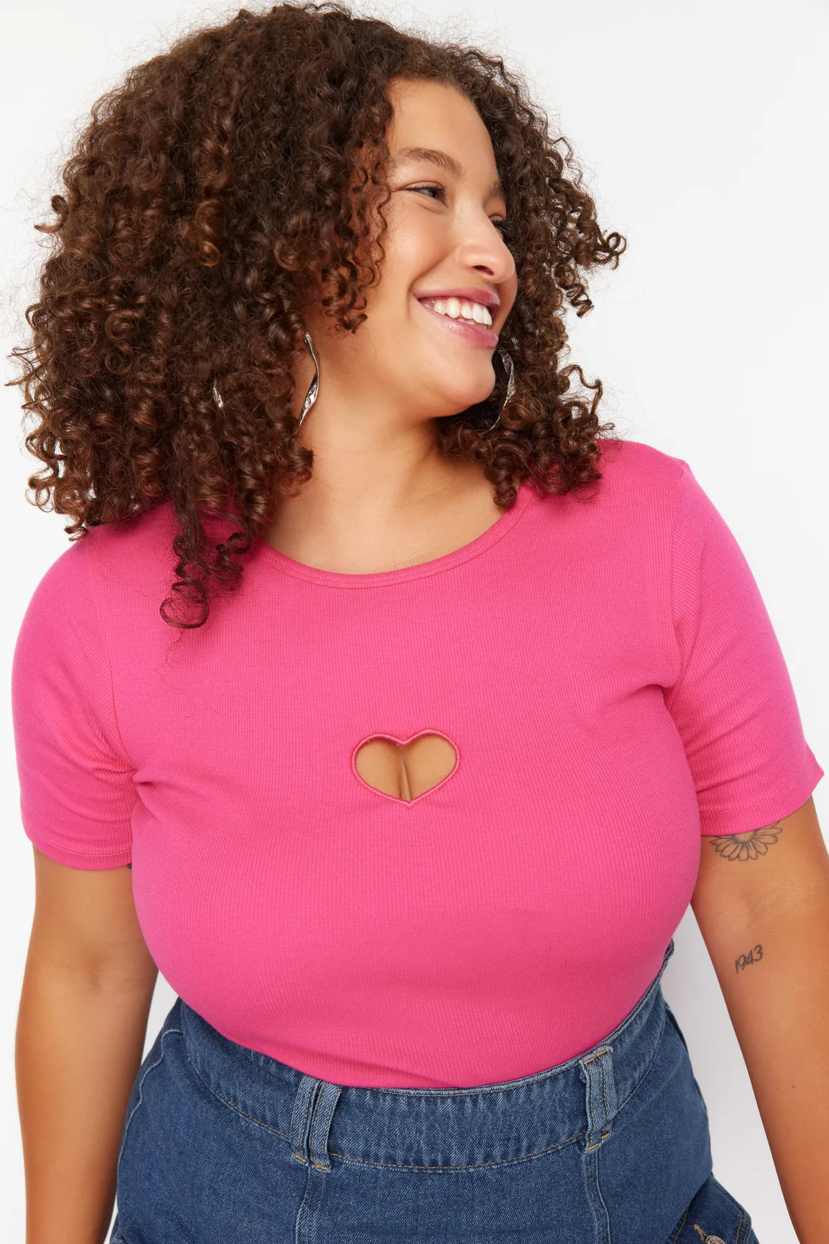 Trendyol Curve  Rosa T-Shirt aus Rippstrick mit Herzausschnitt und Cut-Out-Detail TBBSS24BF00006