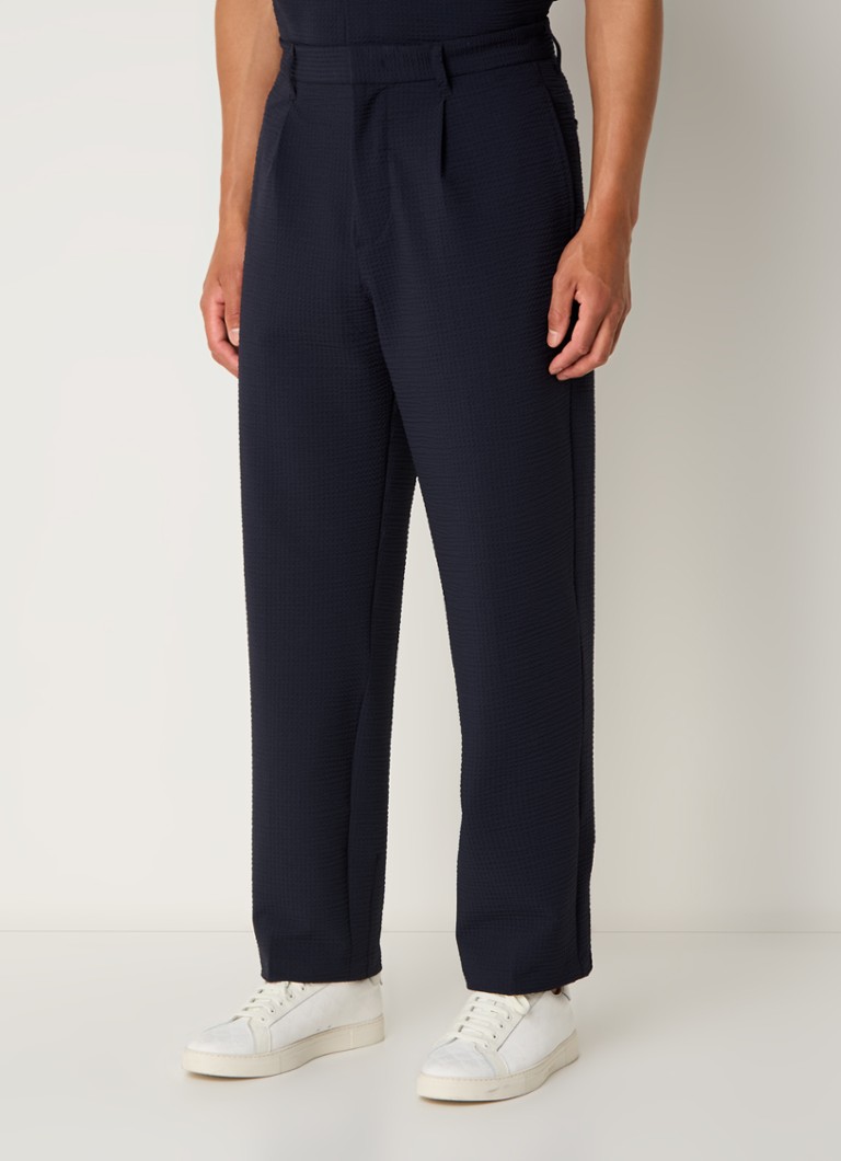 Pantaloni chino până la gleznă de la Emporio Armani, cu croială lejeră și mulată și buzunare laterale.