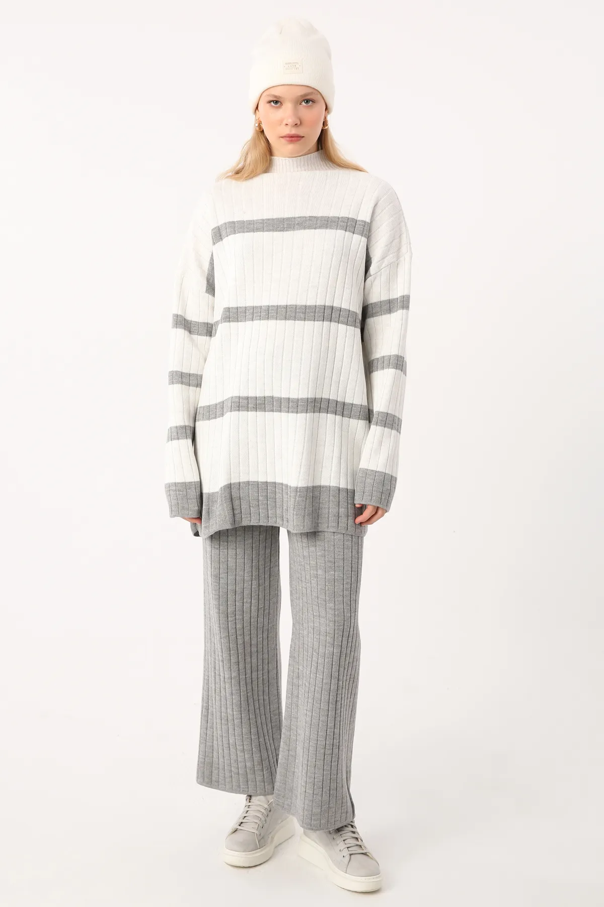 ALLDAY  Hellgrau-grau gestreifter Strickanzug aus Pullover mit hohem Kragen und Hose mit weitem Bein