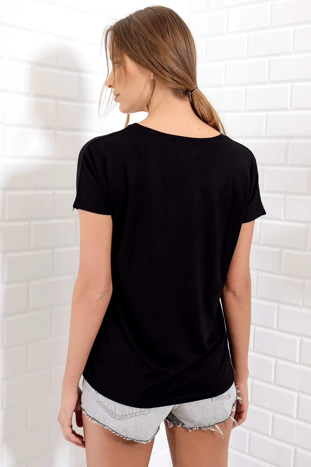 Trend Alaçatı Stili  Schwarzes Basic-T-Shirt mit V-Ausschnitt für Damen ALC-1045-A