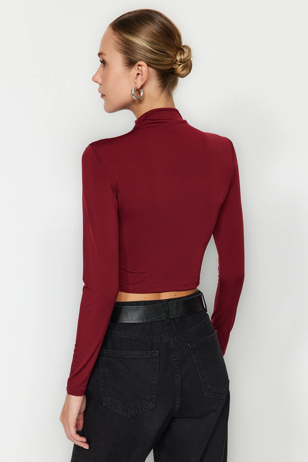 Trendyol Collection  Weinrote, drapierte Crop-Bluse mit hohem Kragen und hohem Kragen TWOAW24BZ00164