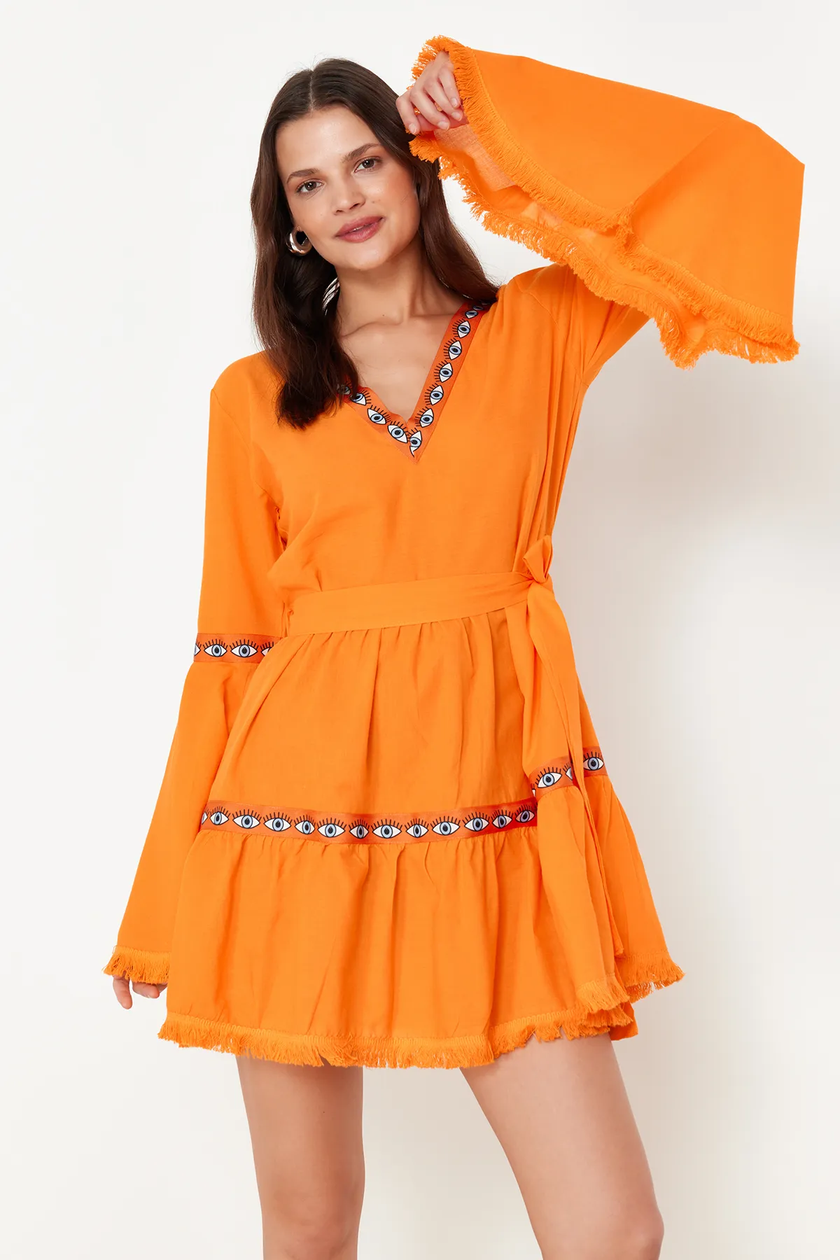 Trendyol Collection  Orangefarbenes Mini-Strandkleid mit gewebtem Volant und Gürtel TBESS21EL1253