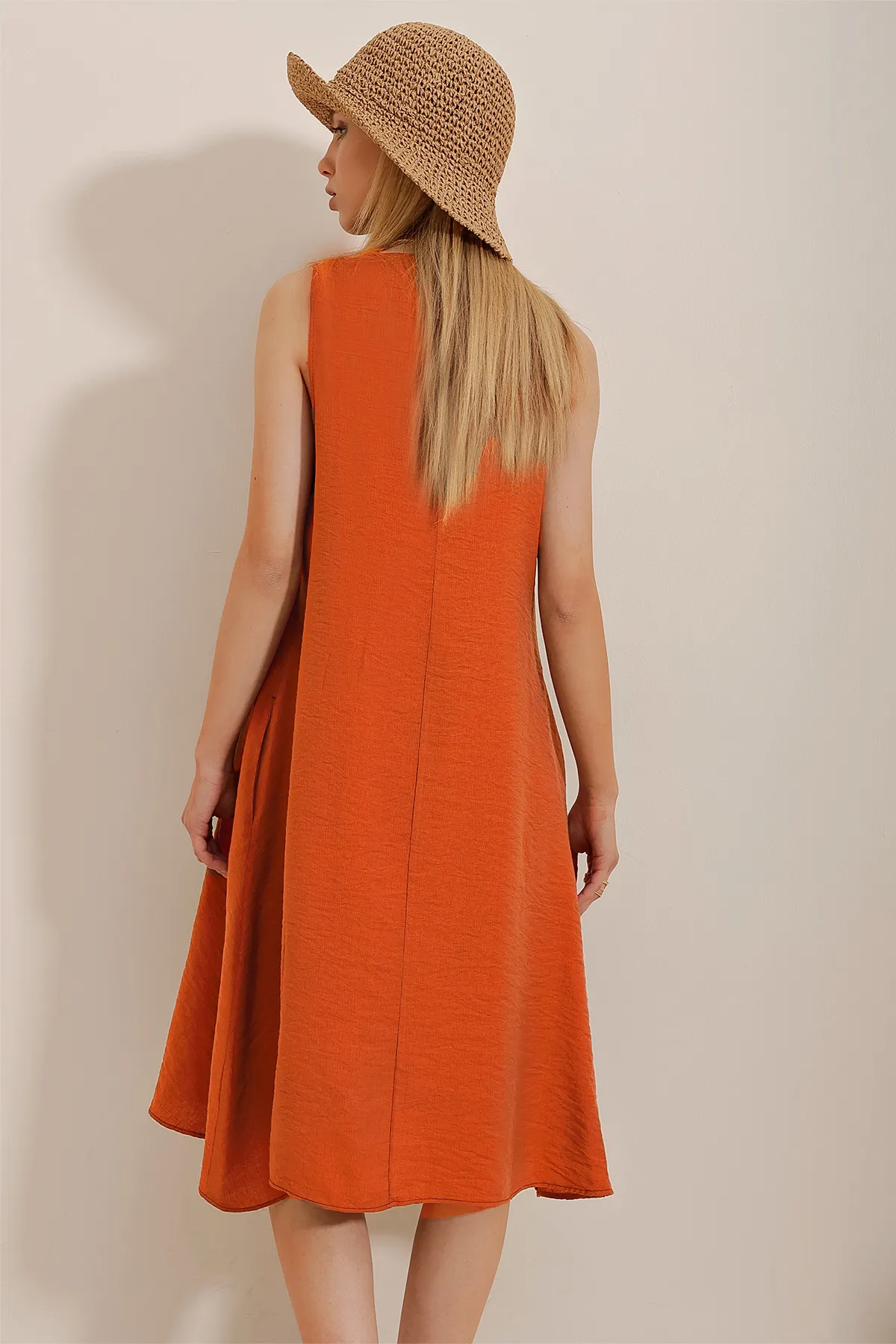 Trend Alaçatı Stili  Braunes Aerobin-Webkleid mit V-Ausschnitt und doppelten Taschen für Damen ALC-X10341