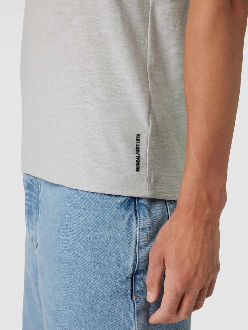 Regular Fit T-Shirt aus Baumwolle mit V-Ausschnitt in hellgrau