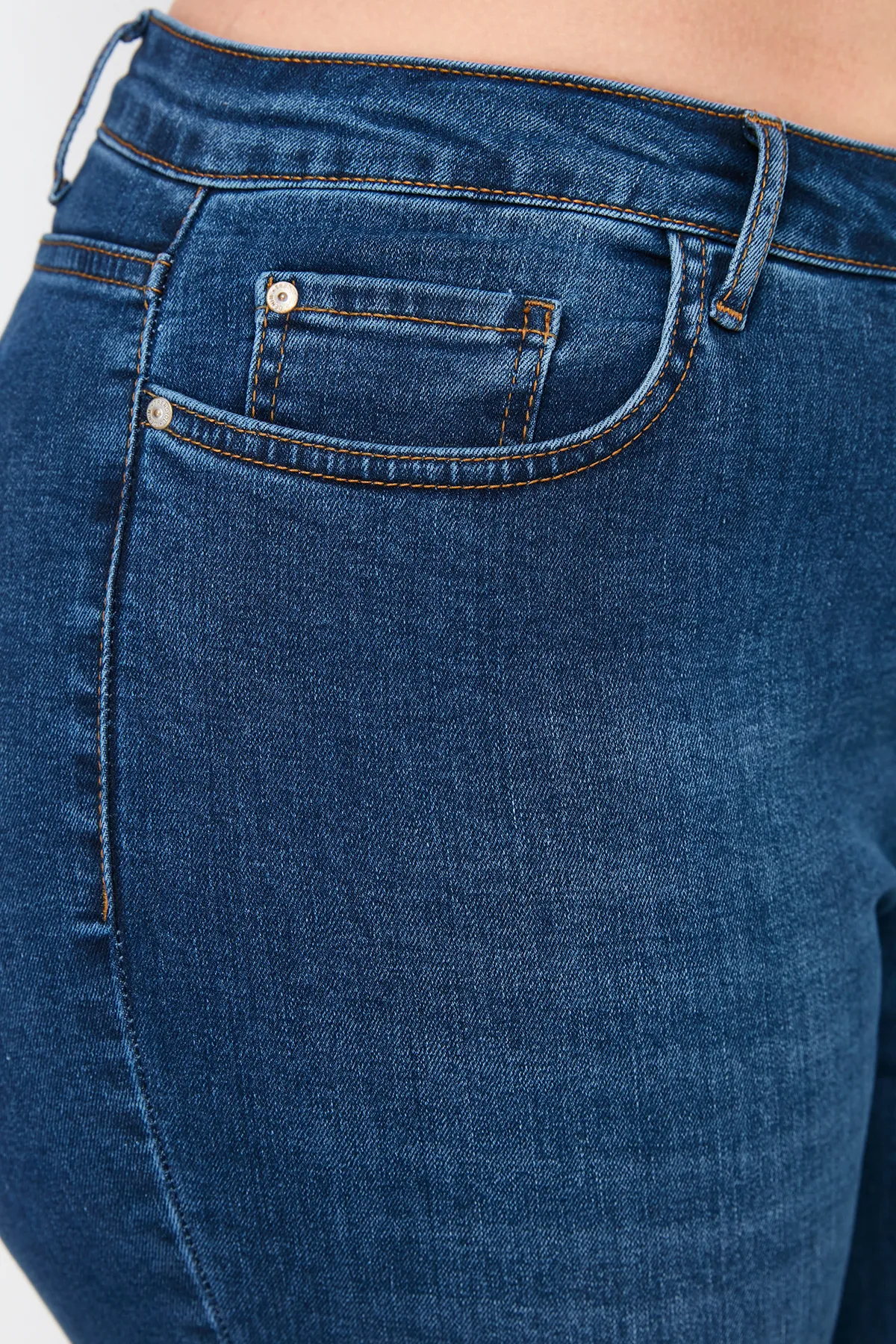 Trendyol Curve  Hellblaue, dehnbare Skinny-Jeans mit hoher Taille TBBAW23CJ00032