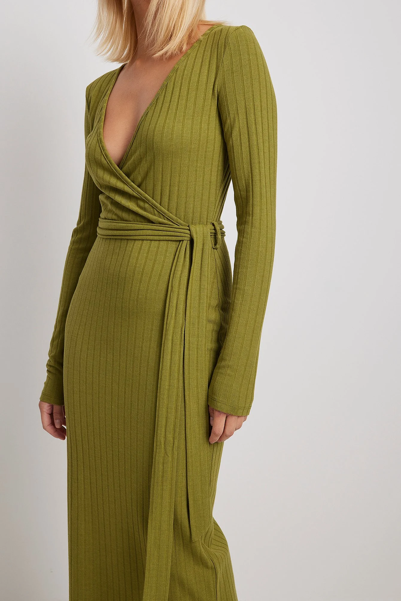 Geripptes Midikleid mit Wickelgürtel