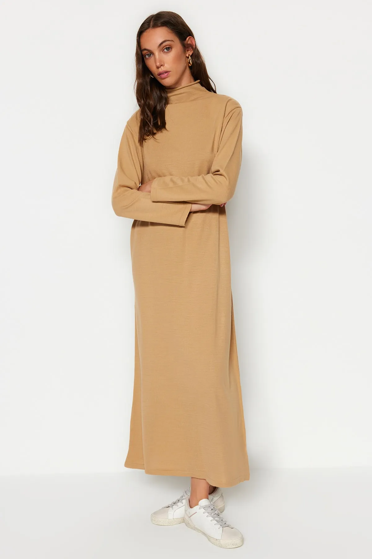 Trendyol Modest  Kamelfarbenes Strickkleid mit Rollkragen TCTAW23EB00001