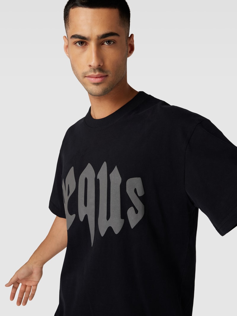T-Shirt mit Label-Print und überschnittenen Schultern in schwarz