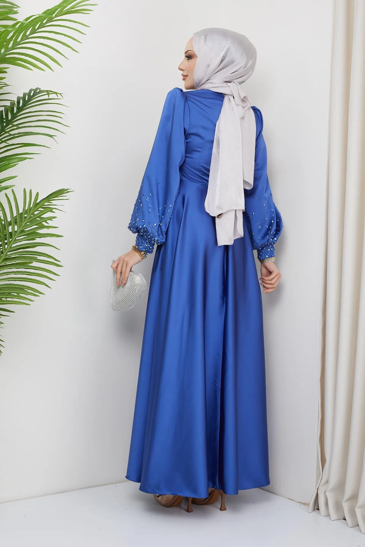 Olcay  Satin-Abendkleid mit verteilten Steindetails vorne und an den Ärmeln INDİGO 1658