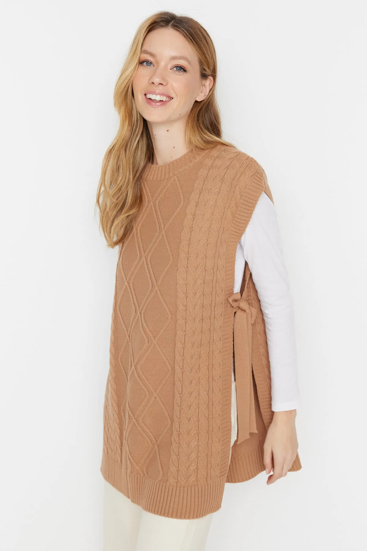 Trendyol Modest  Nerzfarbener, geflochtener Strickpullover mit Taillenband TCTAW22UV0018