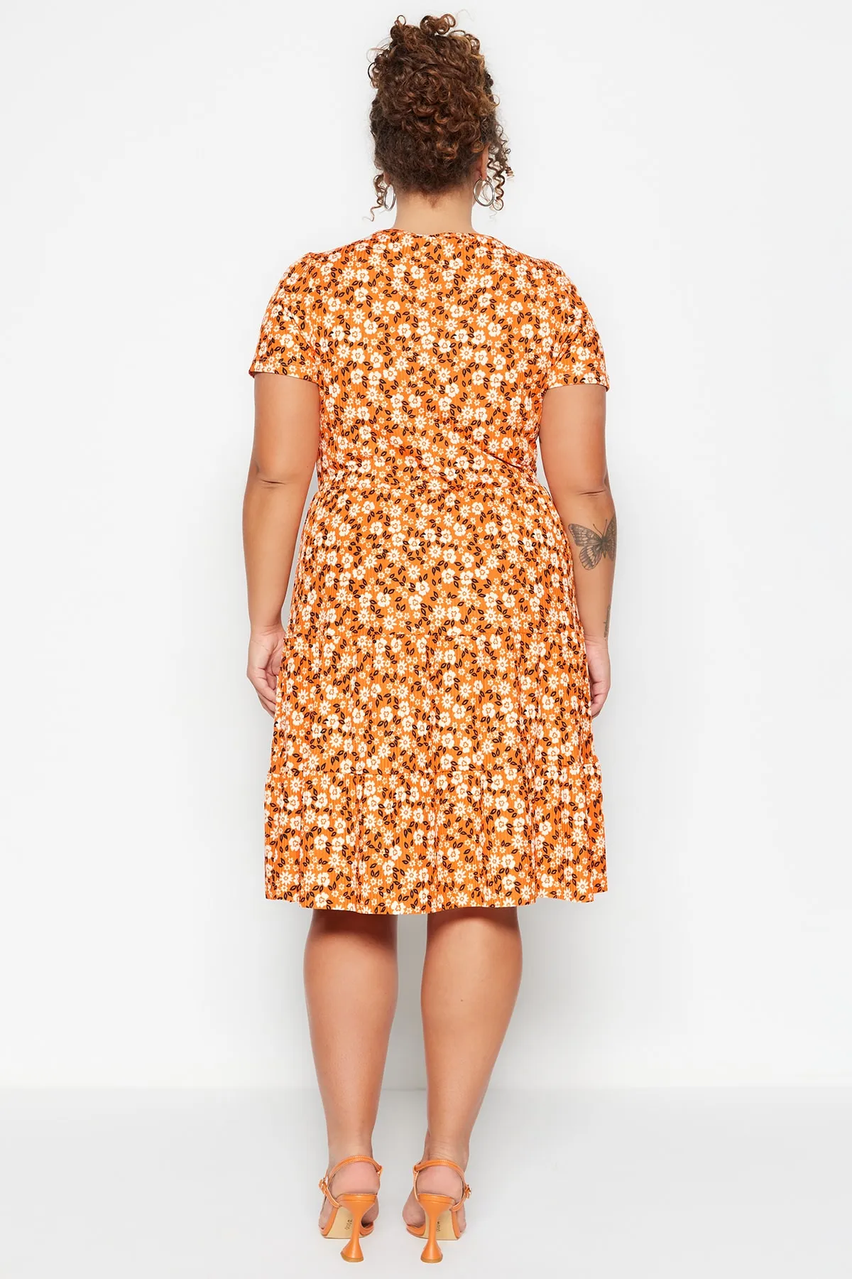 Trendyol Curve  Orangefarbenes Strickkleid mit V-Ausschnitt und Blumenmuster TBBSS22EL1638