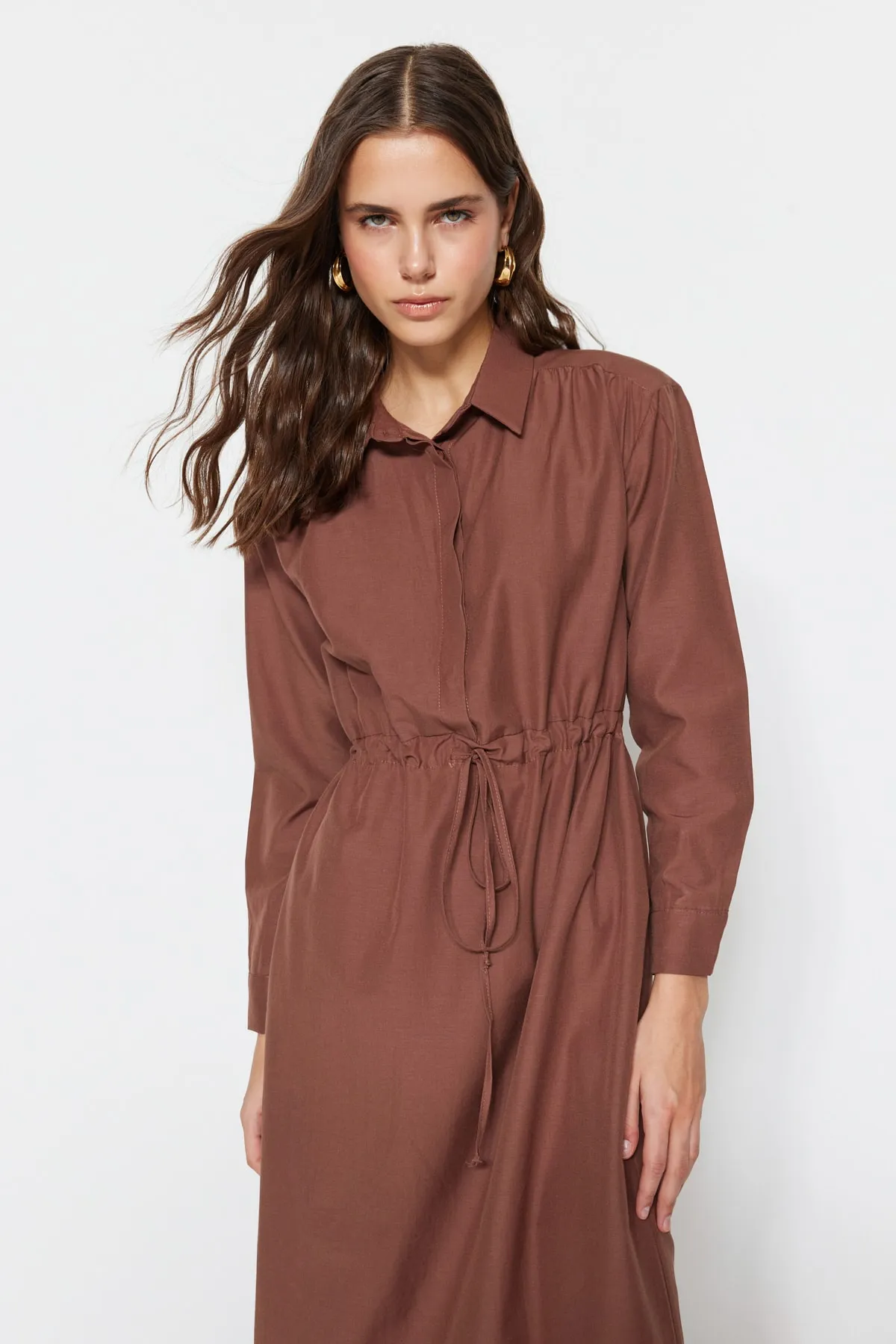 Trendyol Modest  Dunkelbraunes Kleid aus gewebter Baumwolle mit geraffter Taille TCTSS23EB00067