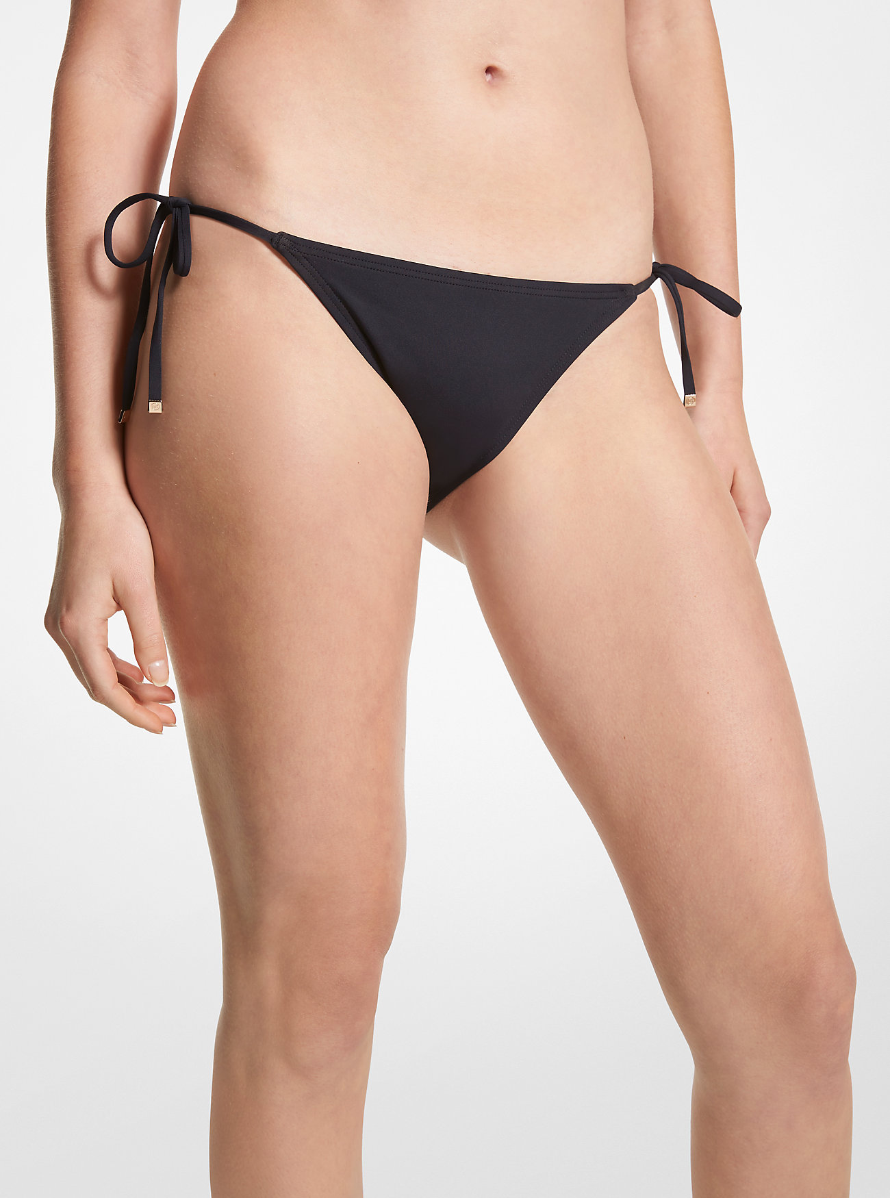 LS Ruffle Minikjole, Monte Carlo-solbriller, Romee-veske, kordfløyelsmykke, flekkete kordfløyelsmykke, Irene Flat Thong-sandal, Stringbikinitruse - SVART