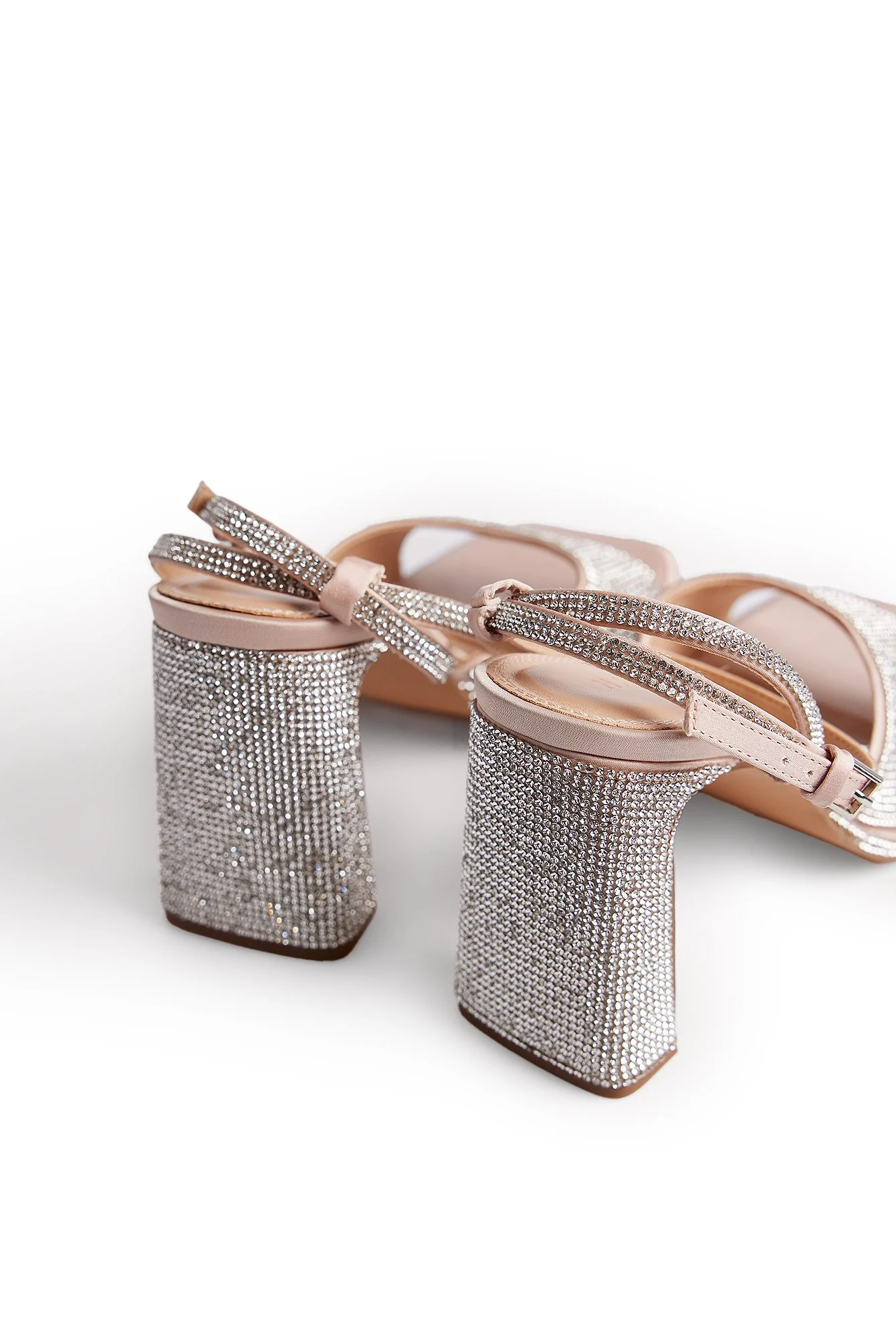 Absätze mit glitzernden Knöchelriemen