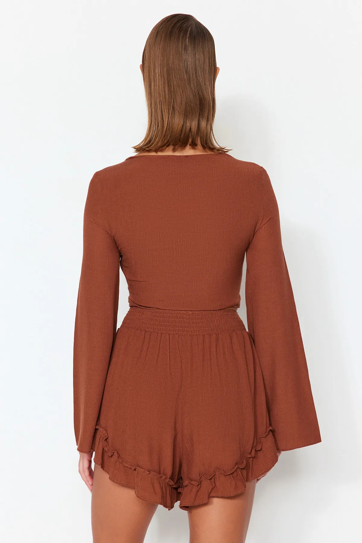 Trendyol Collection  Braunes Set aus gewebter Bluse und Shorts mit Rüschen TBESS23AU00027
