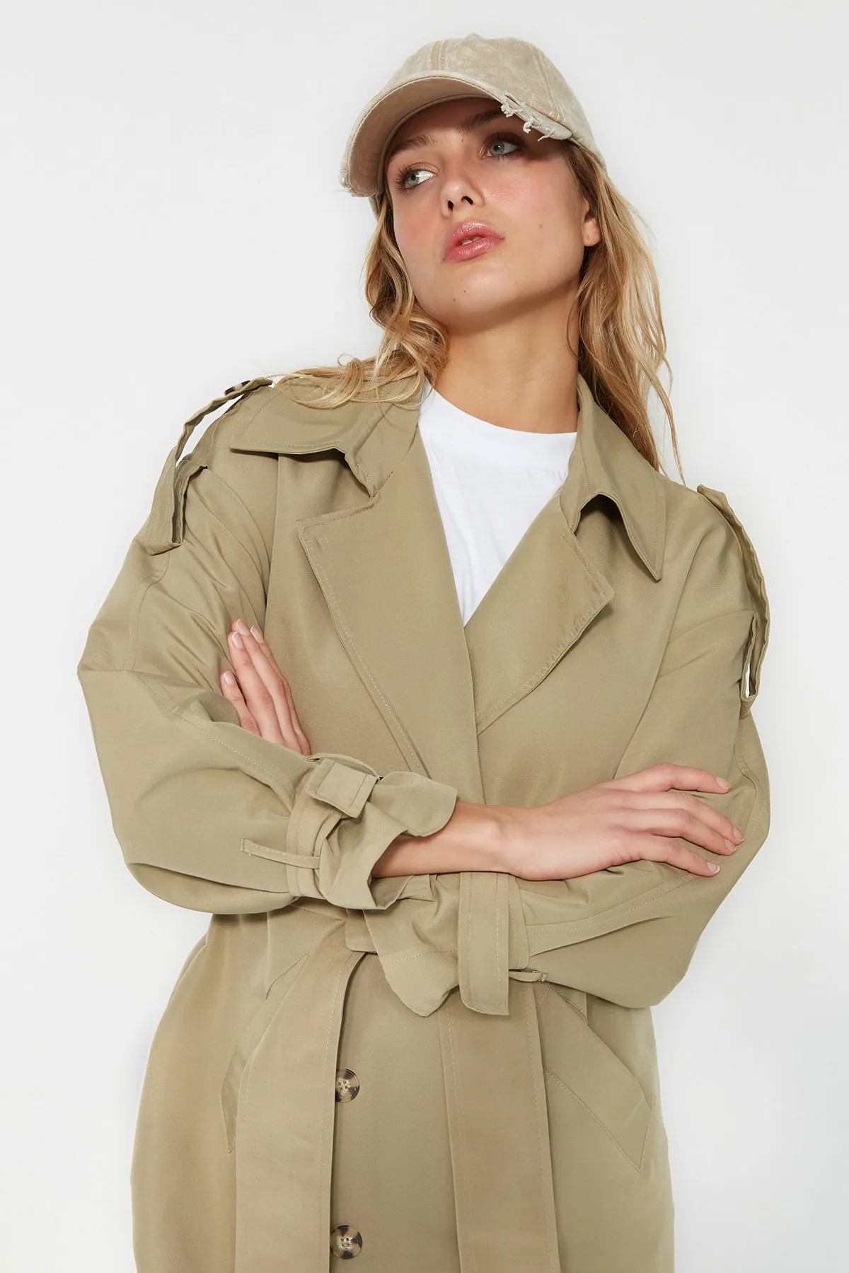 Trendyol Collection  Hellkhakifarbener, weit geschnittener, übergroßer, wasserabweisender Trenchcoat mit Gürtel TWOSS21TR0005