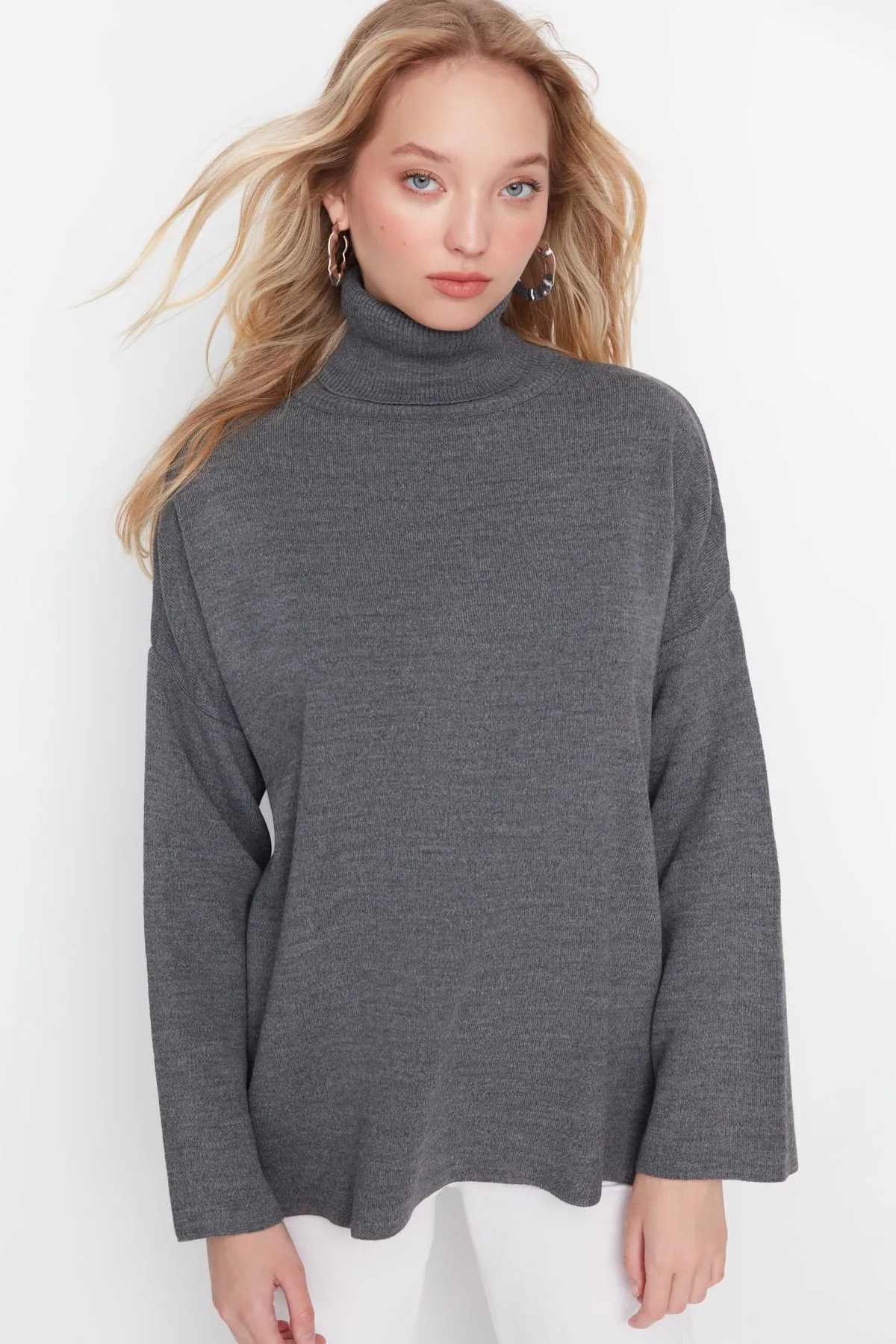 Trendyol Collection  Grauer Basic-Strickpullover mit weiter Passform TWOAW23KZ00206