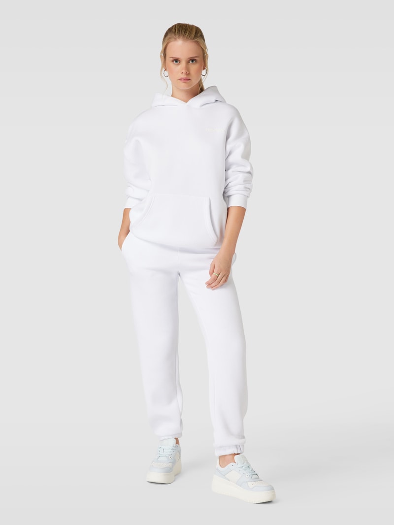 Sweatpants mit Label-Print in weiß