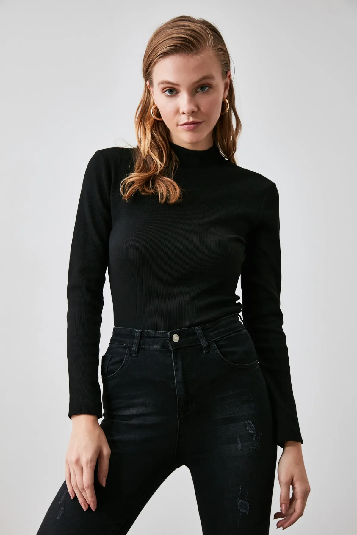 Trendyol Collection  Schwarze, taillierte, langärmlige, gerippte, dehnbare Strickbluse mit hohem Kragen TWOAW21BZ0423
