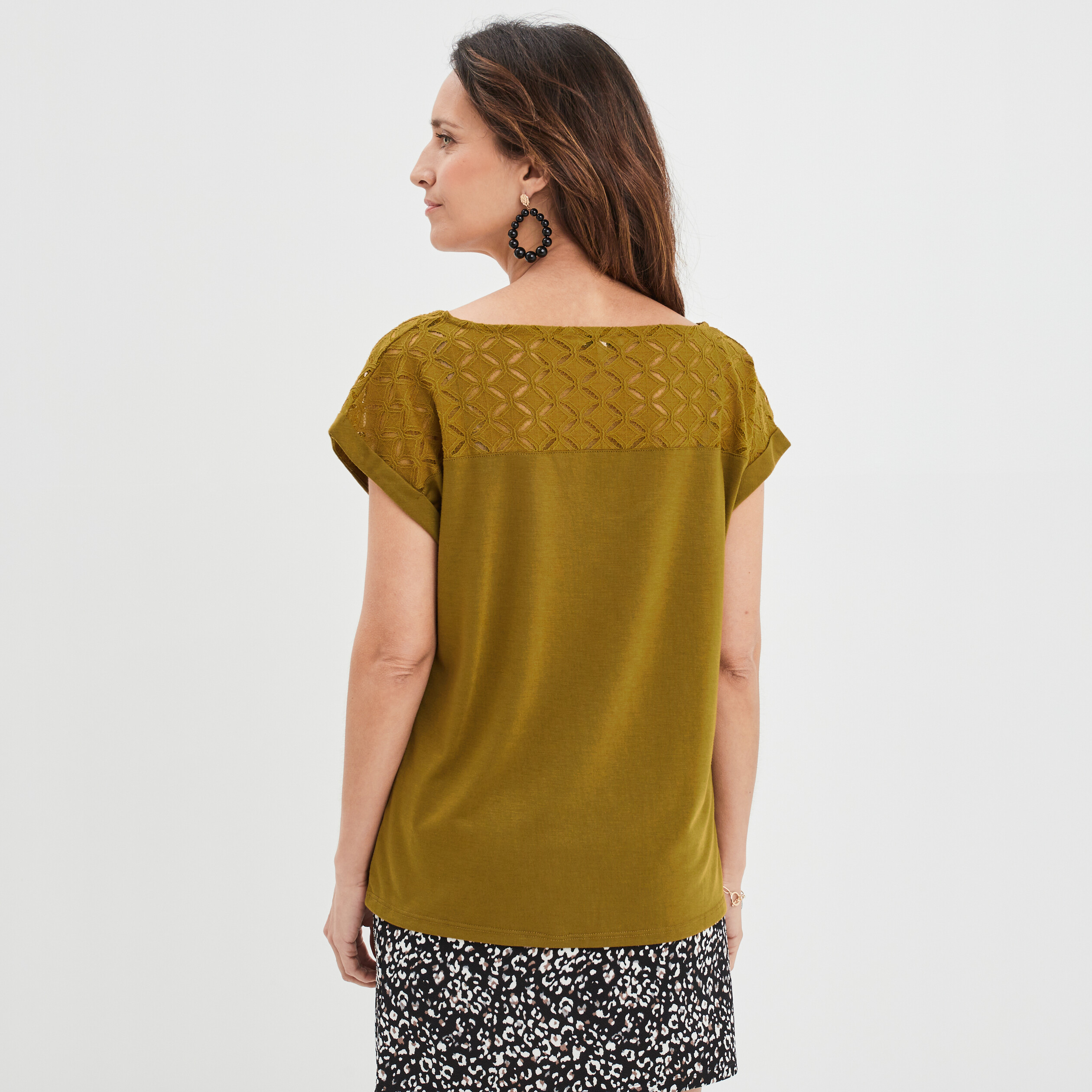T-shirt col en V dentelle épaules et dos vert olive femme | La Halle
