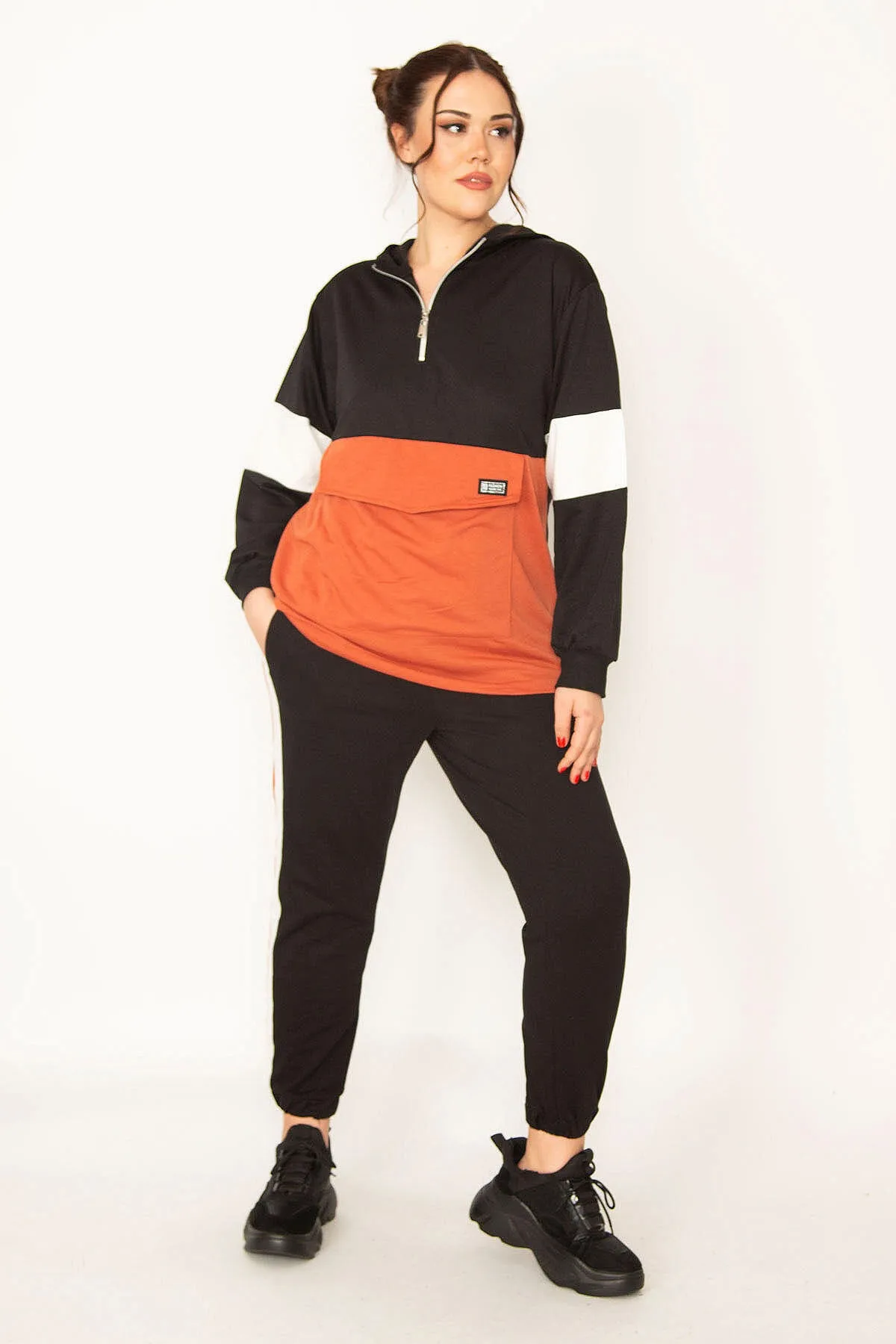 Şans  Großer orangefarbener Patchwork-Trainingsanzug für Damen mit Kängurutasche und Kapuze und Reißverschluss 65n35416