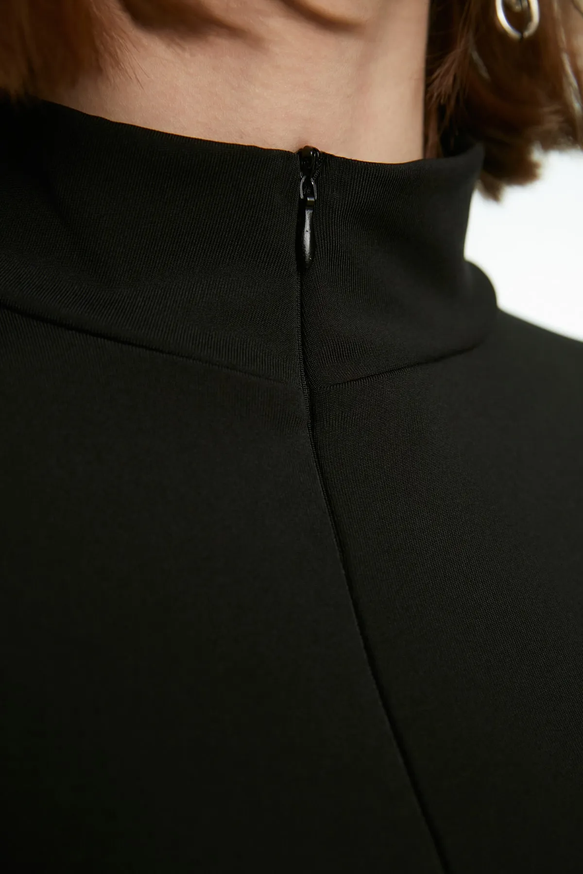 Trendyol Collection  Schwarzer Strickbody mit Stehkragen und Reißverschluss und langen Ärmeln sowie flexiblem Druckknopf TWOAW21BD0070