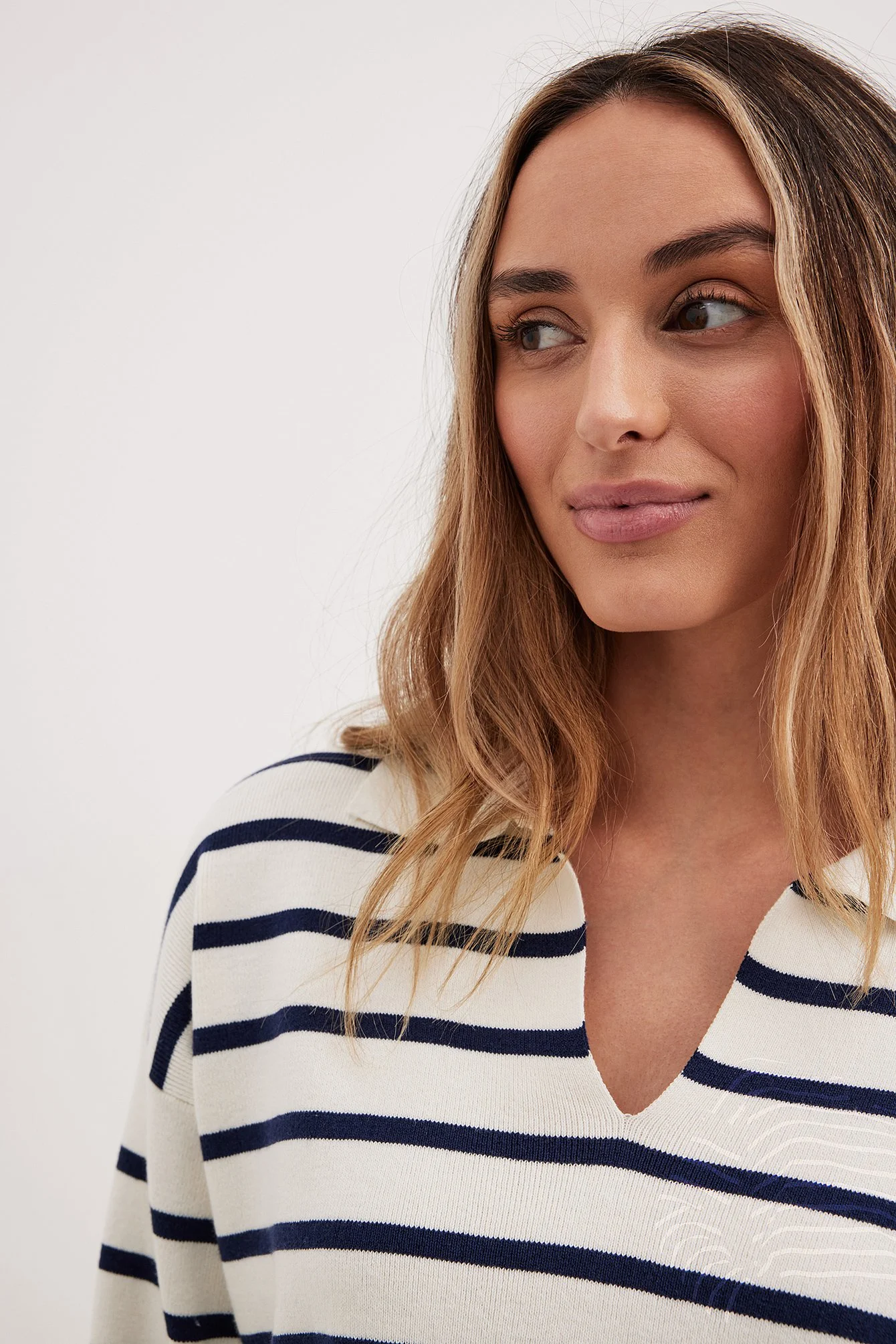 Gestreifter Pullover mit Strickkragen