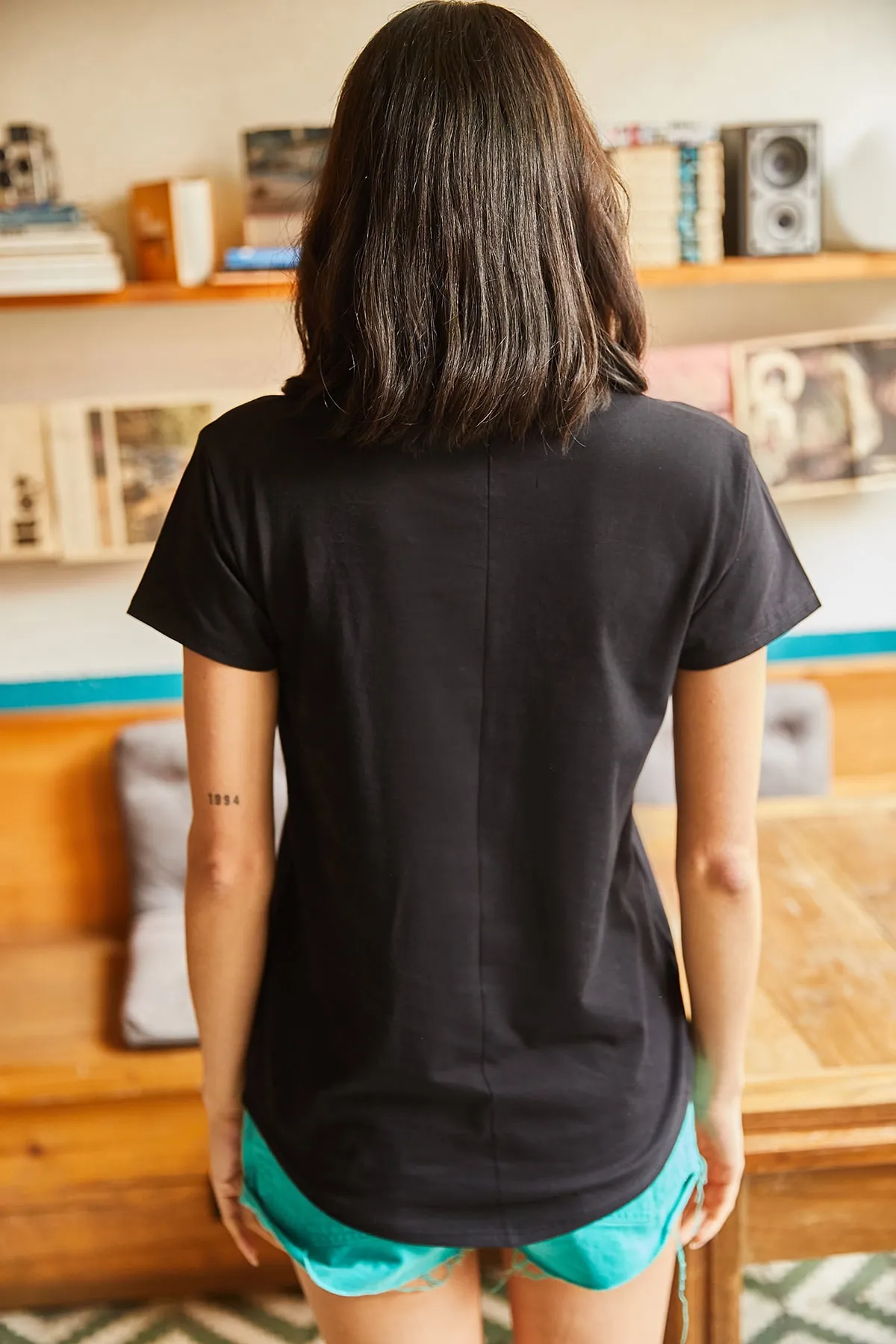 Olalook  Schwarzes Damen-T-Shirt aus Baumwolle mit V-Ausschnitt TSH-19000396