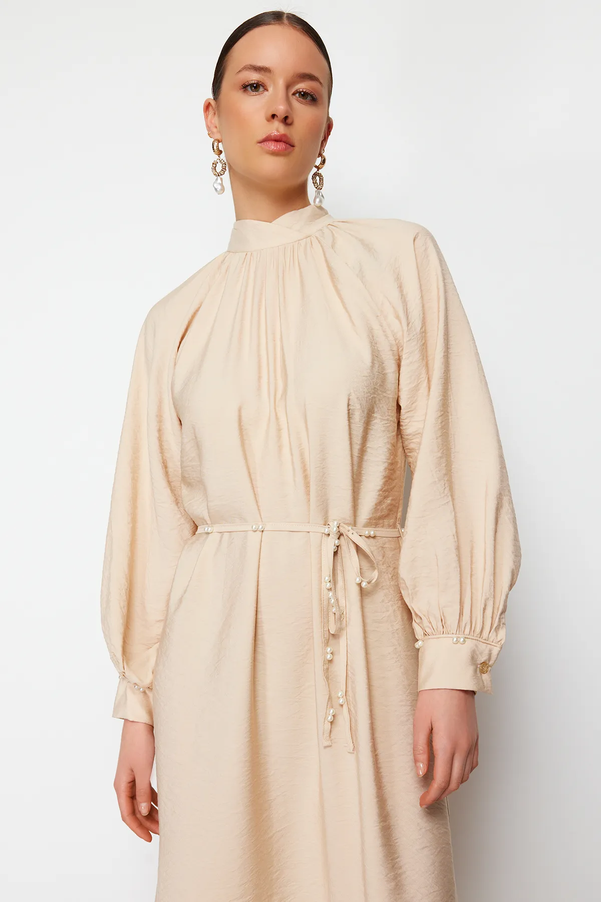 Trendyol Modest  Puderfarbenes, gewebtes Kleid mit Stehkragen und Perlengürtel TCTSS24EB00125
