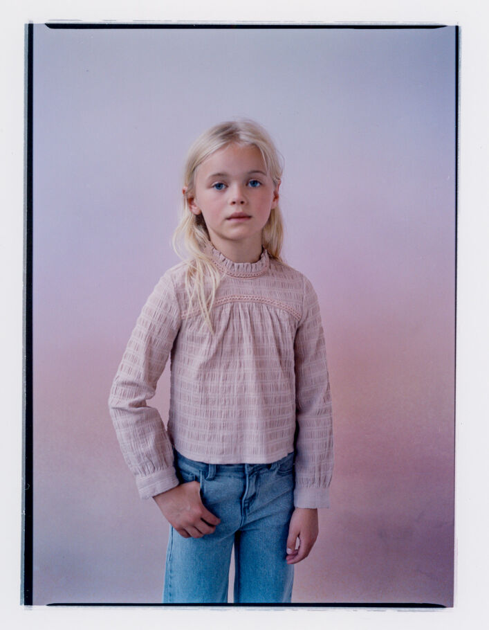 Blouse rose gaufrée avec tulle au col fille