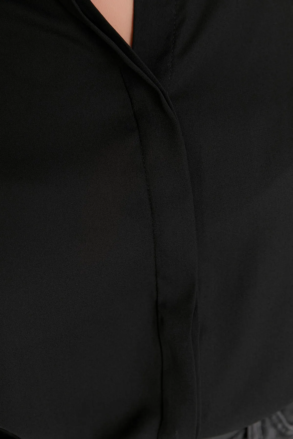 Trendyol Curve  Schwarzes, langärmliges, geknöpftes Chiffon-Webhemd TBBAW23AX00004
