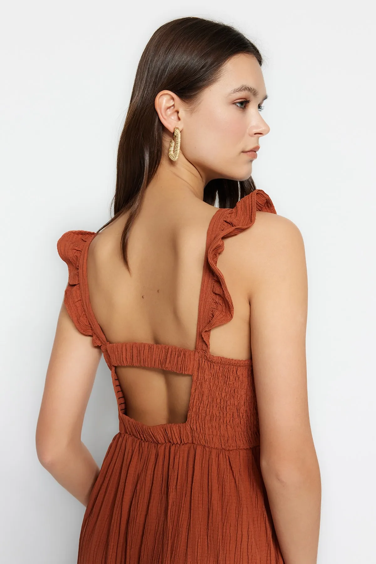 Trendyol Collection  Zimtfarbenes Maxi-Webkleid mit geradem Schnitt und quadratischem Ausschnitt und Rüschen, TWOSS23EL02273
