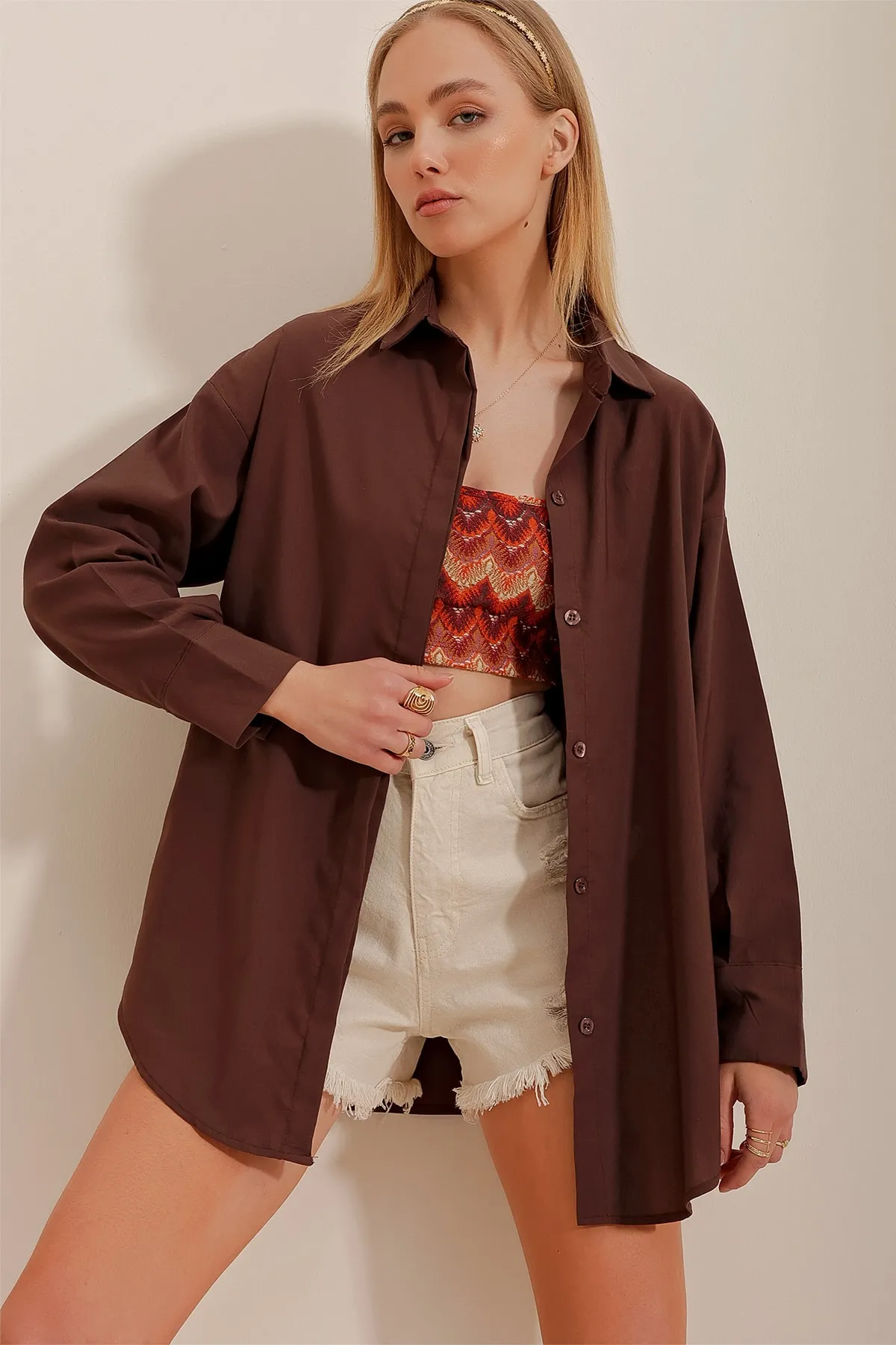 Trend Alaçatı Stili  Braunes, übergroßes, langes, gewebtes Hemd für Damen ALC-X6828